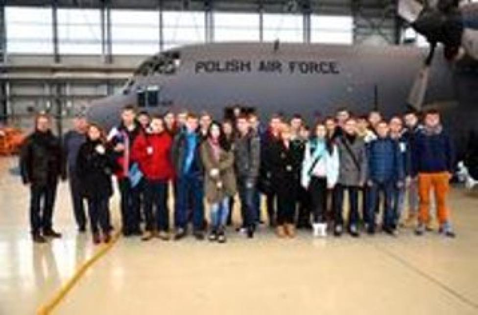 Uczniowie odwiedzili 33. Bazę Lotnictwa Transportowego w Powidzu (fot. kpt. Włodzimierz Baran)