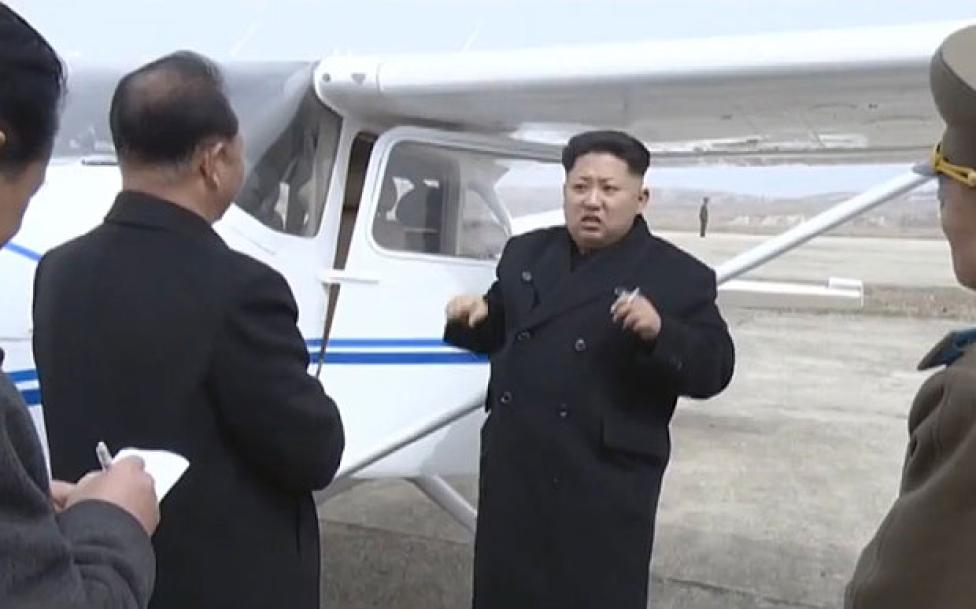 Kim Dzong Un przed samolotem północnokoreańskiej produkcji