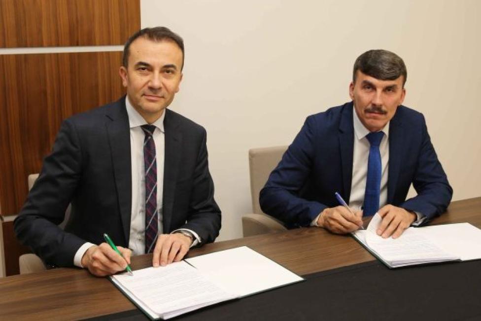 Podpisanie umowy na budowę betonowego pasa startowego na lotnisku Depułtycze Królewskie (fot. PWSZ Chełm)