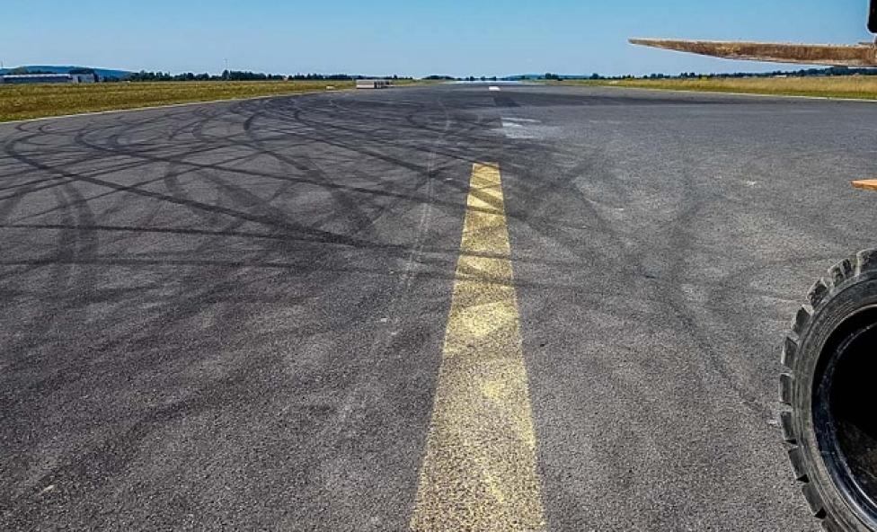 Zniszczony pas lotniska w Krośnie