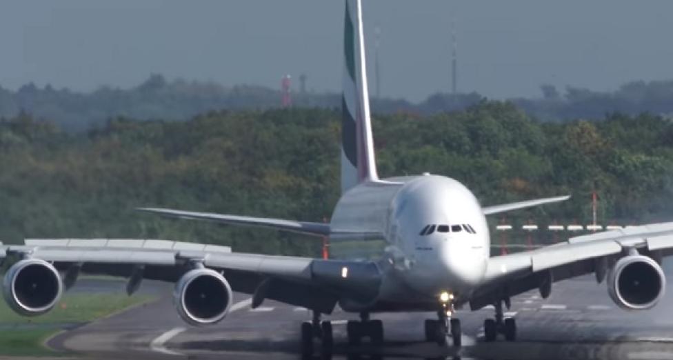 A380 - lądowanie z bocznym wiatrem w Dusseldorfie