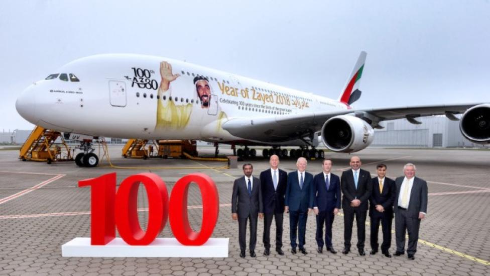 Linie Emirates odbierają swój 100. egzemplarz Airbusa A380 (fot. Emirates)