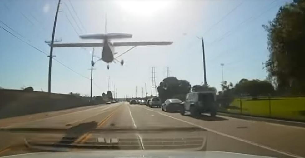 Mały samolot lądował na drodze w Los Angeles