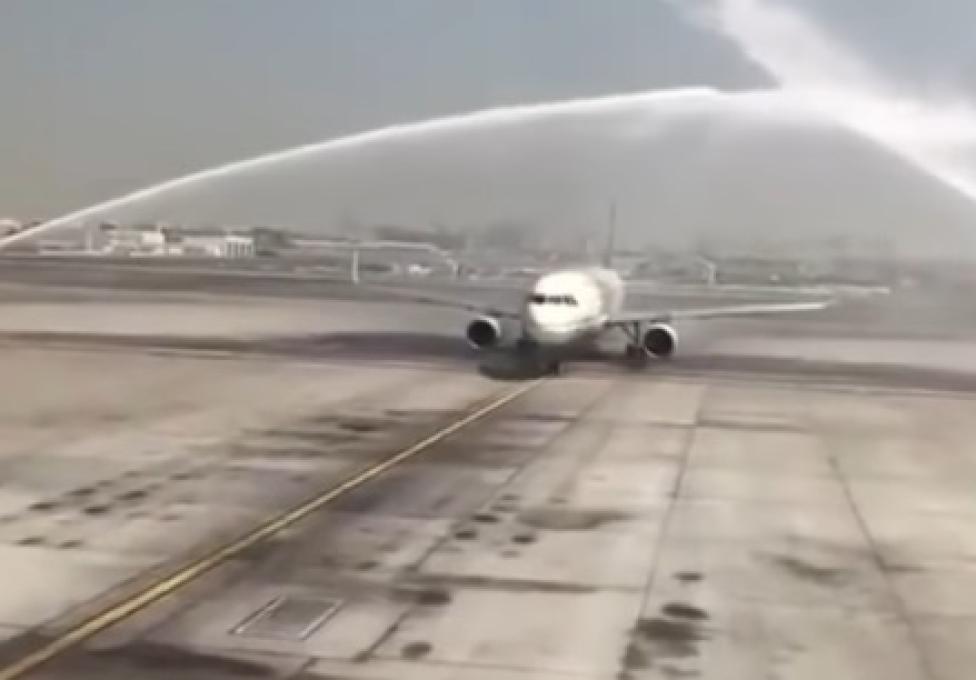 Salut wodny na lotnisku w Dubaju, fot. Youtube