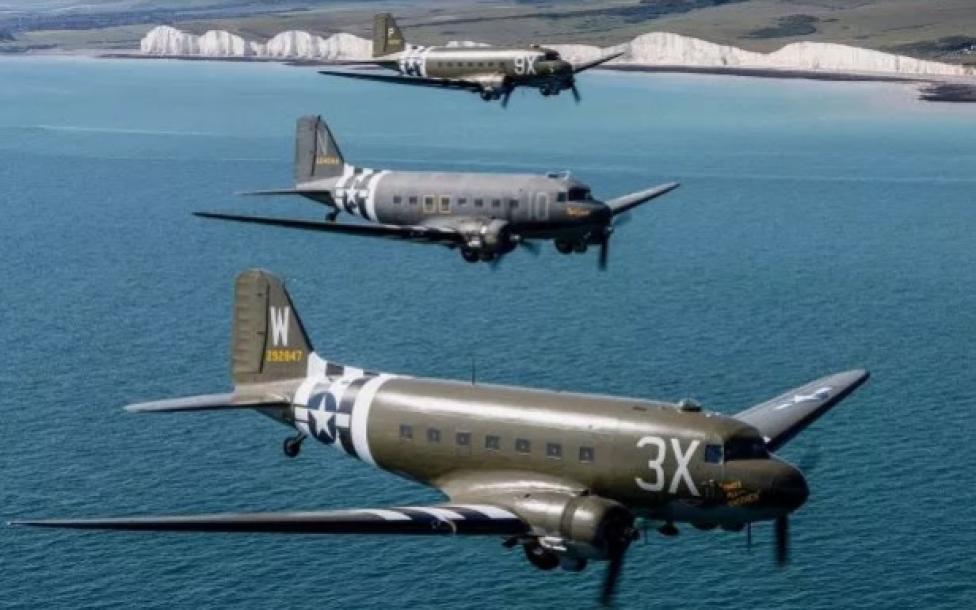 Formacja samolotów C-47 Skytrain, fot. thesun.com