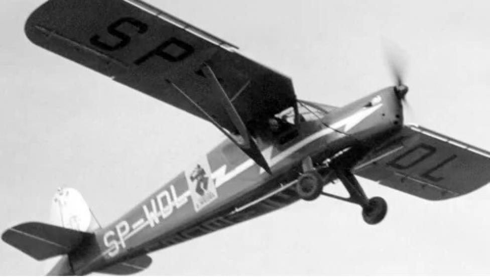 Samolot SP-WDL w locie. Maszyna typu RWD-13 była wykorzystywana do transportu wyrobów, jak i akcji promocyjnych. Zdjęcie z 1936
