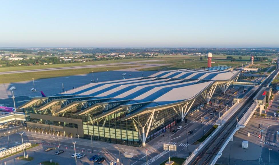 Port Lotniczy Gdańsk - widok z góry na terminal i radar (fot. airport.gdansk.pl)