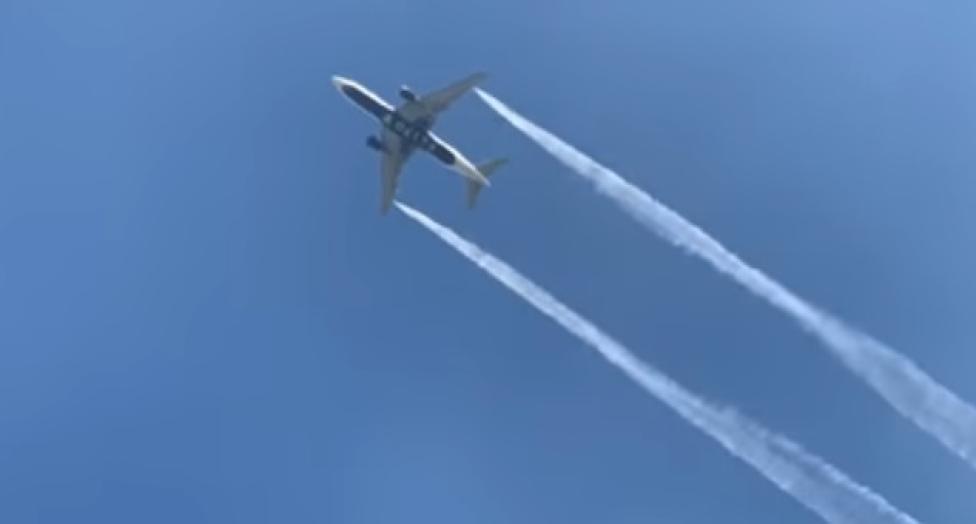 B772 Delta Airlines zrzucający paliwo nad Los Angeles, fot. youtube