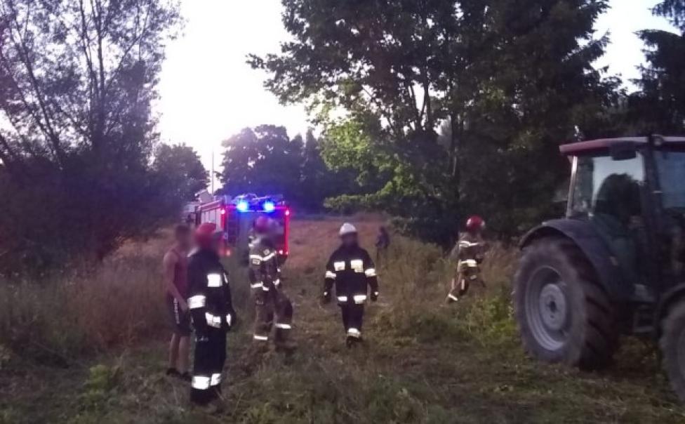 Akcja ewakuacji paralotniarza z drzewa w Lidzbarku Warmińskim (fot. KPP w Lidzbarku Warmińskim)