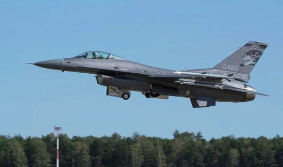 Samolot F-16 podczas szkolenia w 32 Bazie Lotnictwa Taktycznego (fot. 32.BLT)