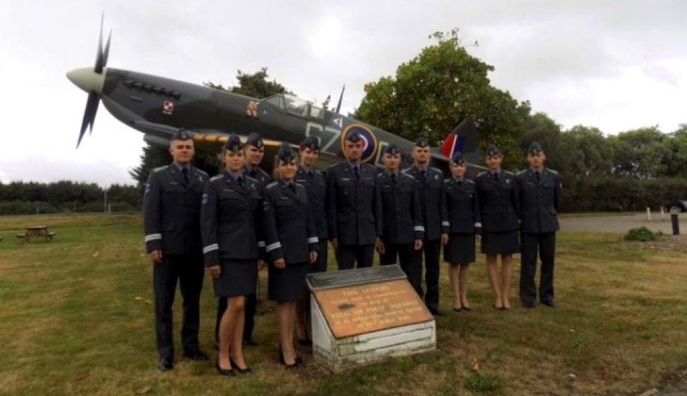 Grupy podchorążych wraz z opiekunem na tle Spitfire’a mkIX w malowaniu 316 Dywizjonu Myśliwskiego Warszawskiego (fot. WSOSP)