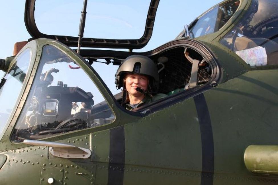 Por. pil. Marioli Andrasik za sterami śmigłowca bojowego Mi-24 (fot. 49blot.wp.mil.pl)