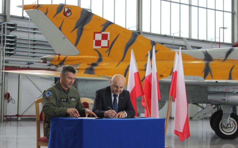 Podpisanie porozumienia o współpracy 31. BLT i Stowarzyszenia Byłych Pilotów 62(3) PLM (fot. kpt. Krzysztof Nanuś)