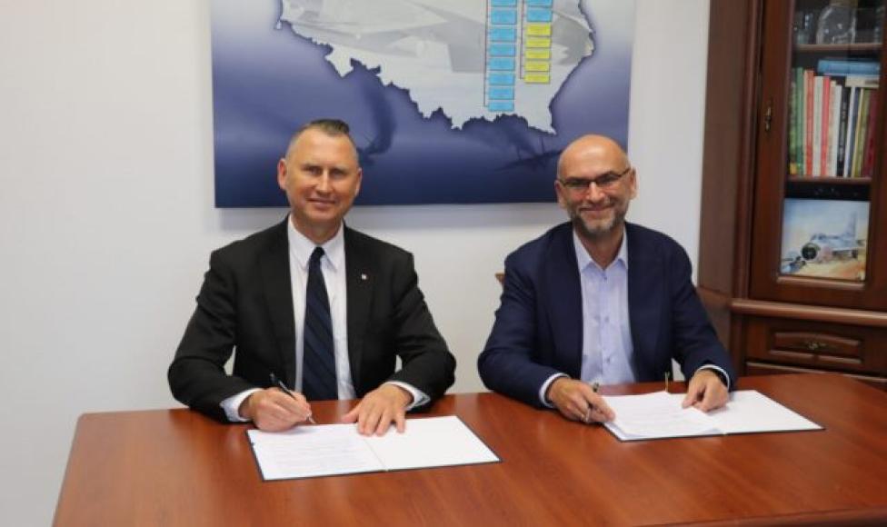 Paweł Pawłowski, Dyrektor MSP i Piotr Hodyra podpisują porozumienie o współpracy (fot. Malwina Markiewicz)