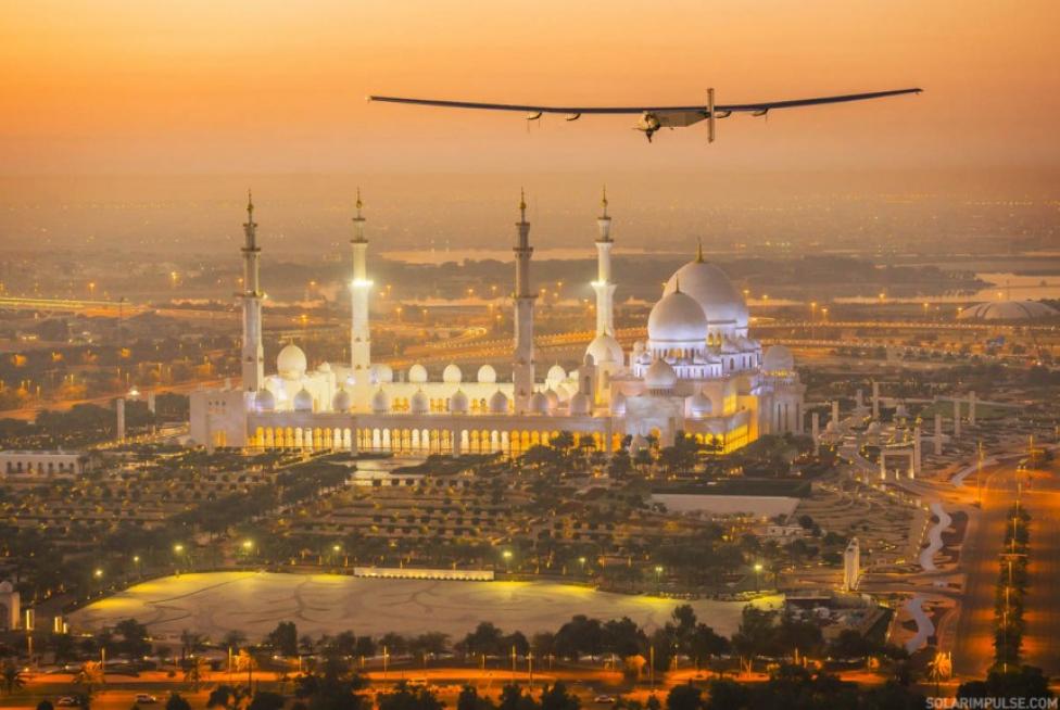 Lot testowy Solar Impulse ponad Abu Dhabi