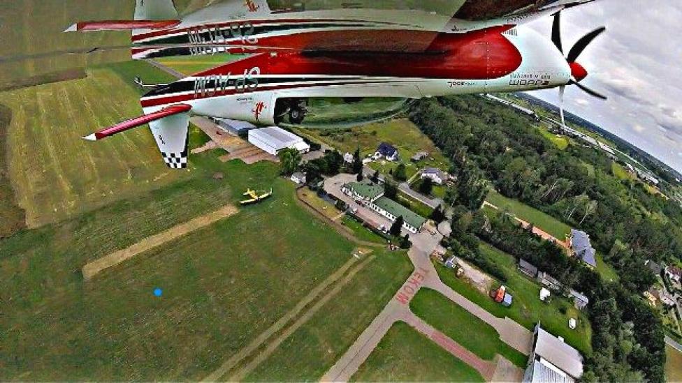 Samolot - lot akrobacyjny nad radomskim lotniskiem (fot. Aeroklub Radomski)