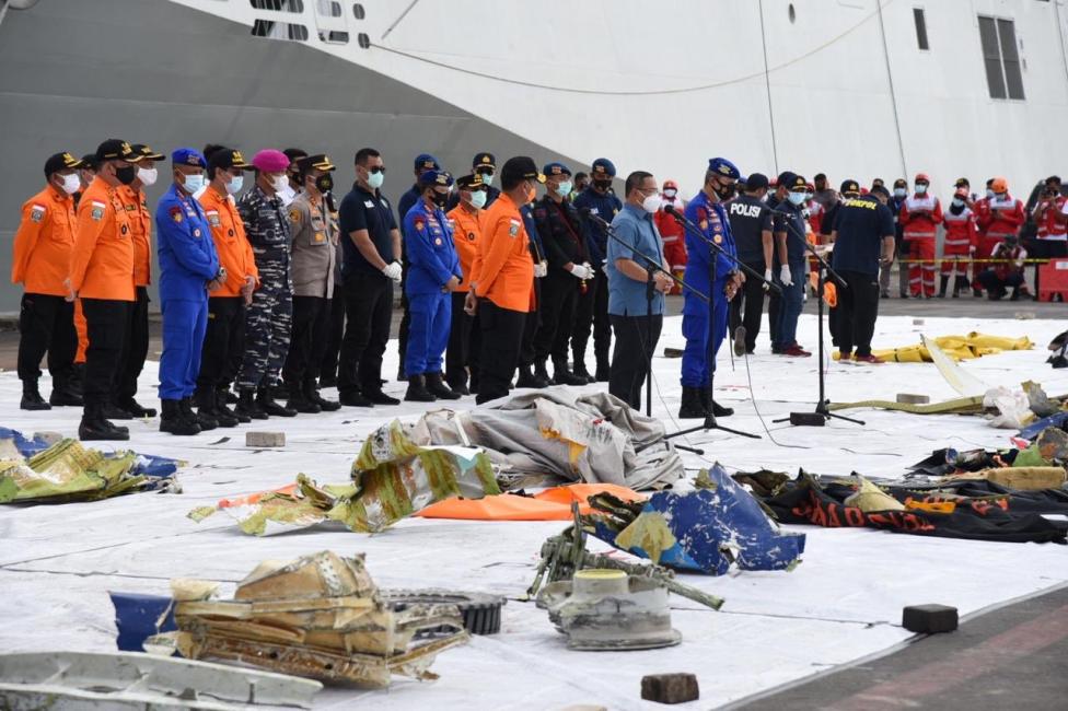 Szczątki samolotu B735 Sriwijaya wyłowione z morza, fot. avweb