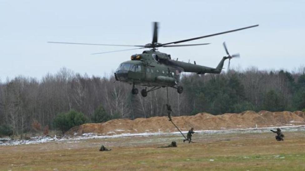 Desantowanie żołnierzy 7 bkpow z Mi-17 (fot. por. Michał Kolad)