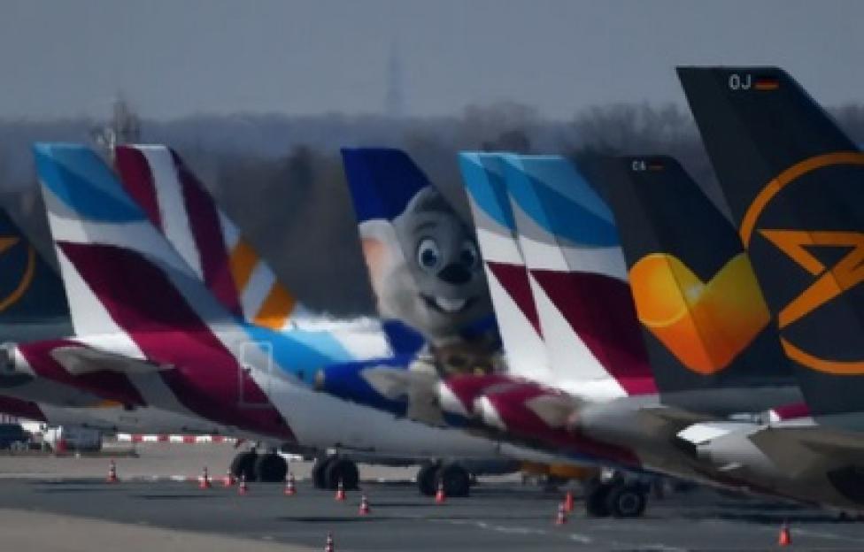 Samoloty na płycie lotniska komunikacyjnego, fot. The Guardian