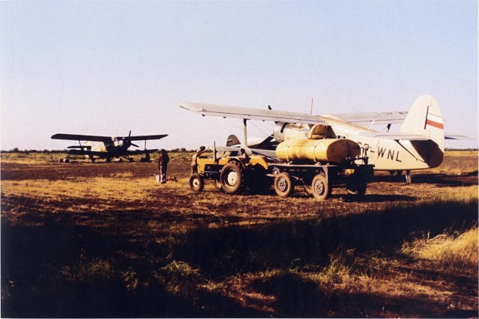 An-2 podczas tankowania chemikaliów. fot. źródło: Lesław Karst
