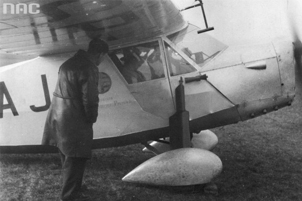 Stanisław Skarżyński w samolocie RWD-5bis podczas startu