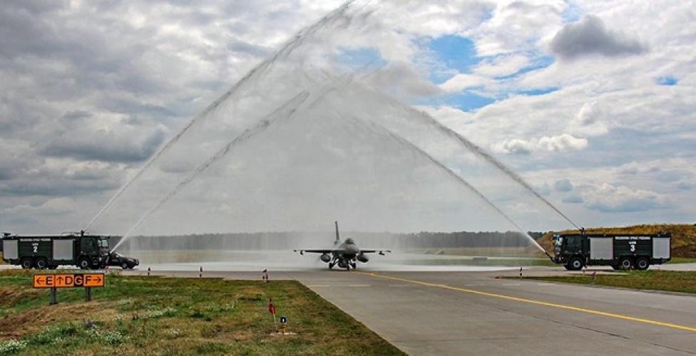Powitanie F-16 na lotnisku w Łasku, fot. polska-zbrojna.pl