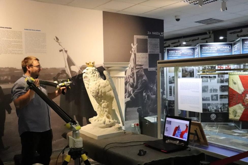 Skanowanie 3D rzeźby Orła Narodowego z Blackpool, fot. Muzeum Sił Powietrznych