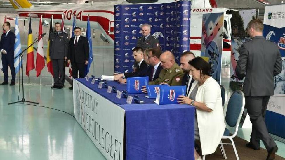 Podpisanie porozumienia ws. organizacji Air Show 2018 (fot. Mirosław Cyryl Wójtowicz/Klub DG RSZ)