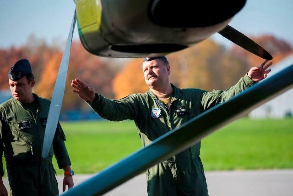Major pilot Andrzej Zubik przy samolocie (fot. Marta Serafin / 4SLSz)