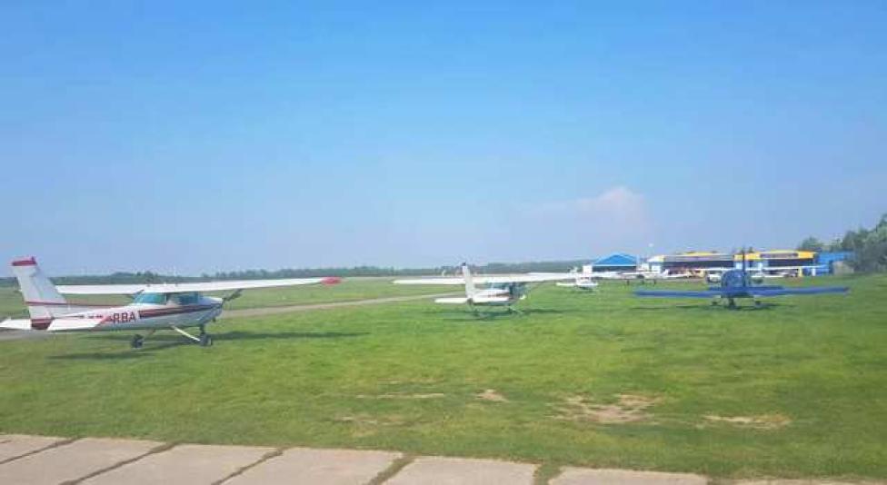 Samoloty na lądowisku w Kazimierzu Biskupim (fot. Aeroklub Koniński)