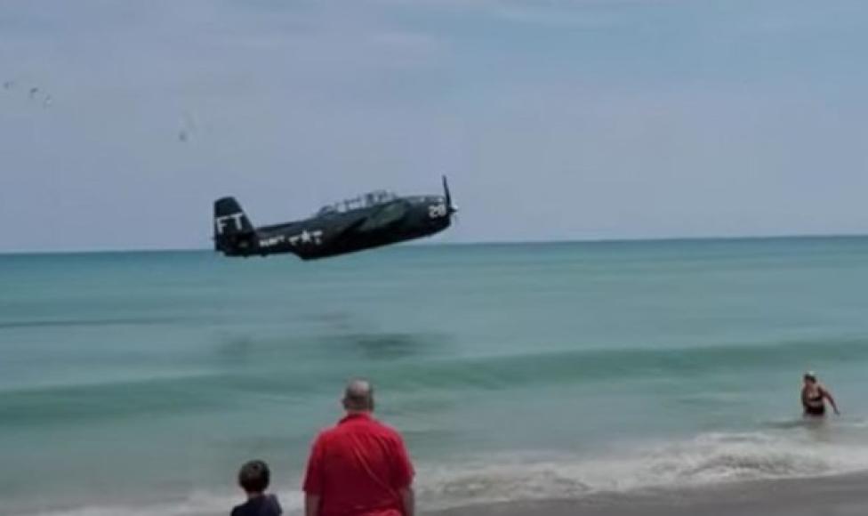 Wodowanie samolotu TBM Avenger na plaży na Florydzie, fot. nbc