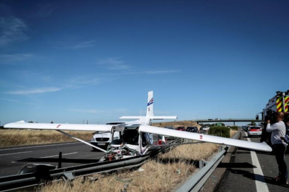 Lekki samolot lądował na autostradzie w Portugalii, fot. AFP