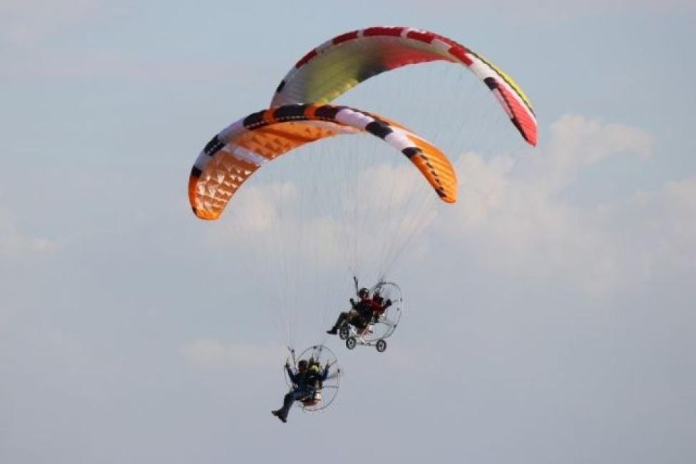 Dwie motoparalotnie na niebie (fot. pararudniki.pl)