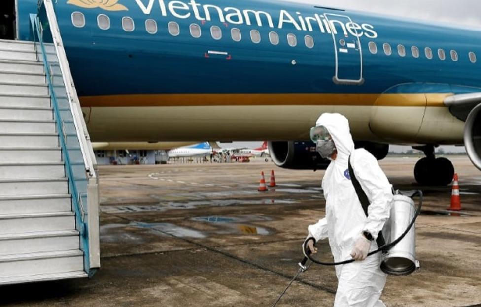 Samolot Vietnam Airlines przed dezynfekcją, fot. CNN