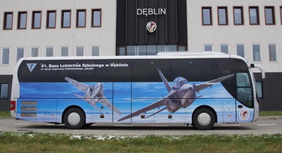 Lotnicze malowanie autokaru 41. Bazy Lotnictwa Szkolnego (fot. 41blotsz.wp.mil.pl)
