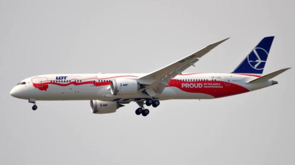 Biało-czerwony B787 Dreamliner LOT-u ląduje na Lotnisku Chopina (fot. Urząd Lotnictwa Cywilnego)