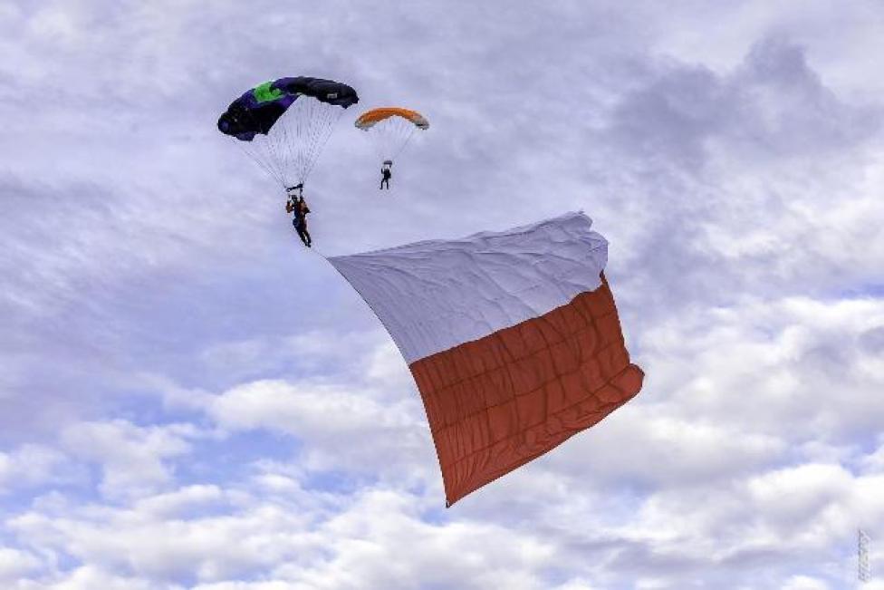 Nowy Rekord Polski w locie z największą flagą narodową należy do Sky Magic (fot. Husky/FB)
