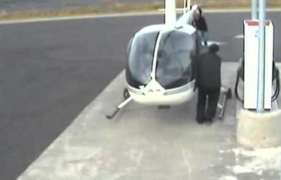 Tankowanie śmigłowca na stacji benzynowej, fot. youtube
