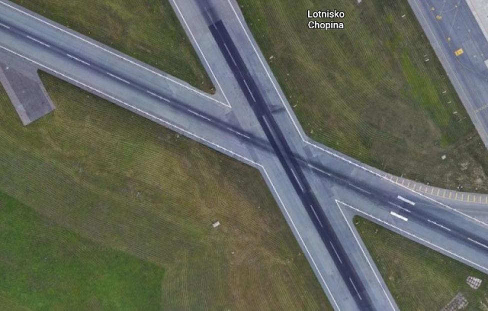 Skrzyżowanie dróg startowych na lotnisku Okęcie, fot. Youtube