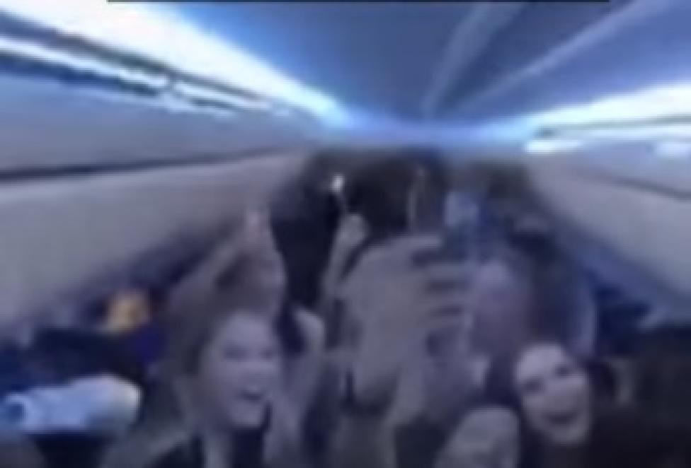 Impreza na pokładzie samolotu Sunwing Airlines, fot. Youtube