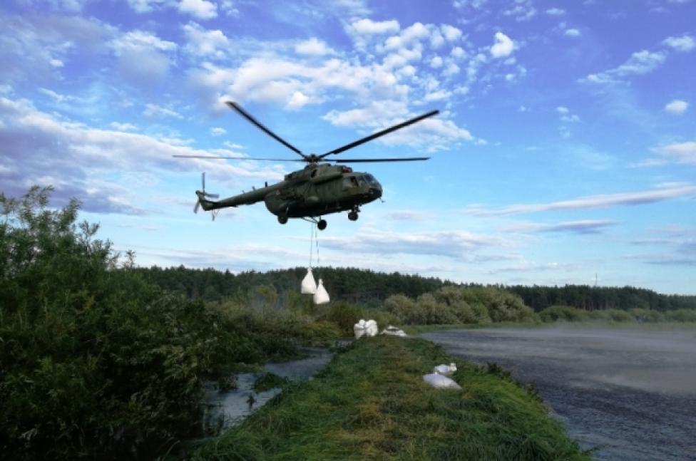 Załoga śmigłowca Mi-17 pomaga poszkodowanym (fot. kpt. Tomasz Kowalczuk)
