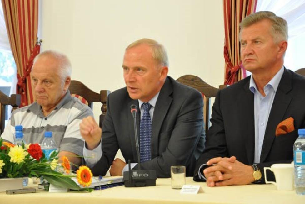 Wiceszef MON spotkał się z posłami i przedstawicielami władz samorządowych (fot. ppłk Szczepan Głuszczak, 12 Komenda Lotniska)