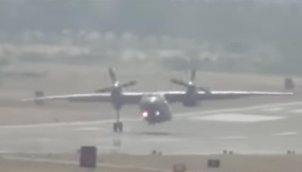 Lądowanie An-32 bez koła podwozia głównego, fot. youtube