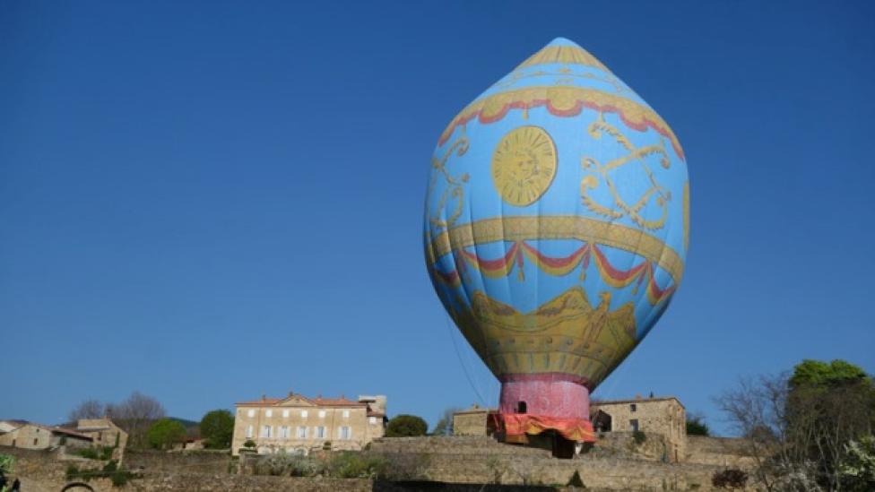 Rekonstrukcja pierwszego lotu balonem (fot. planeteplus.pl)