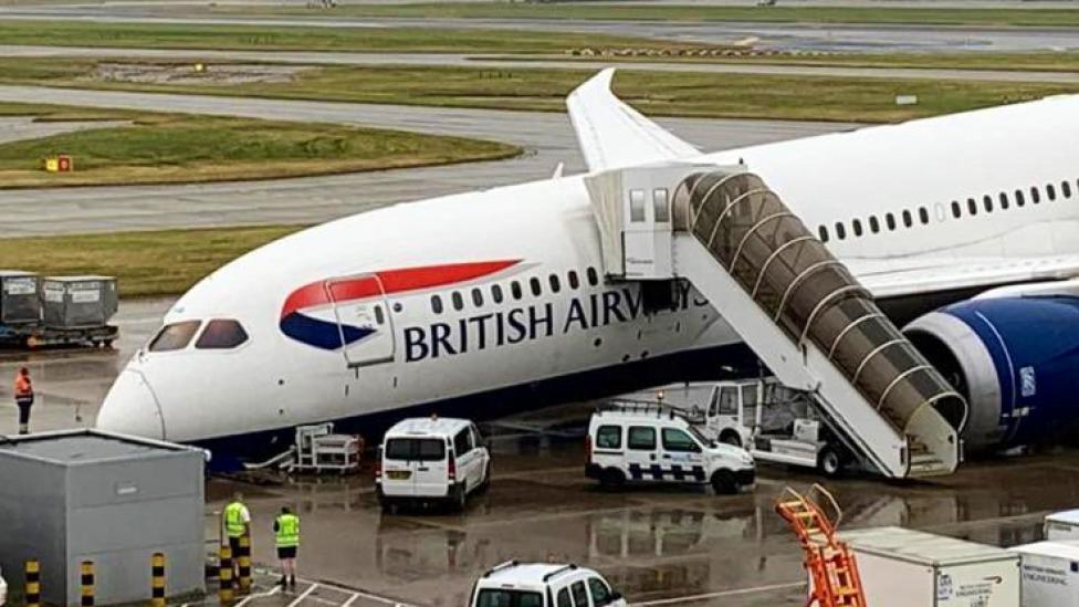 B787 uszkodzony na lotnisku Heathrow, fot. simpleflying