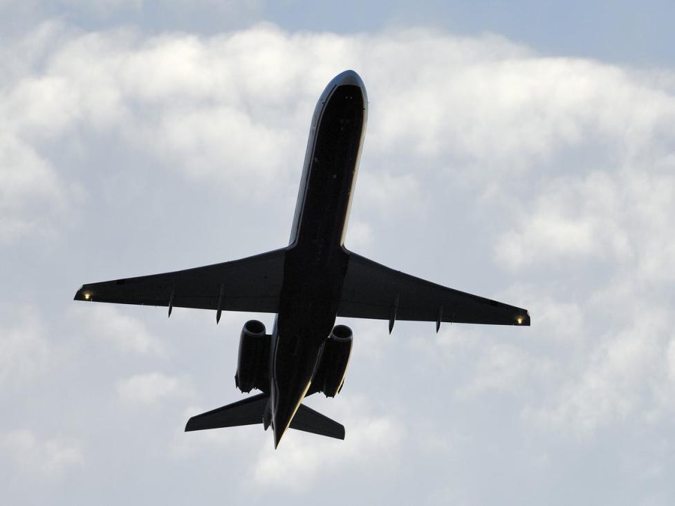 Samolot odrzutowy po stracie z lotniska, fot. Independent