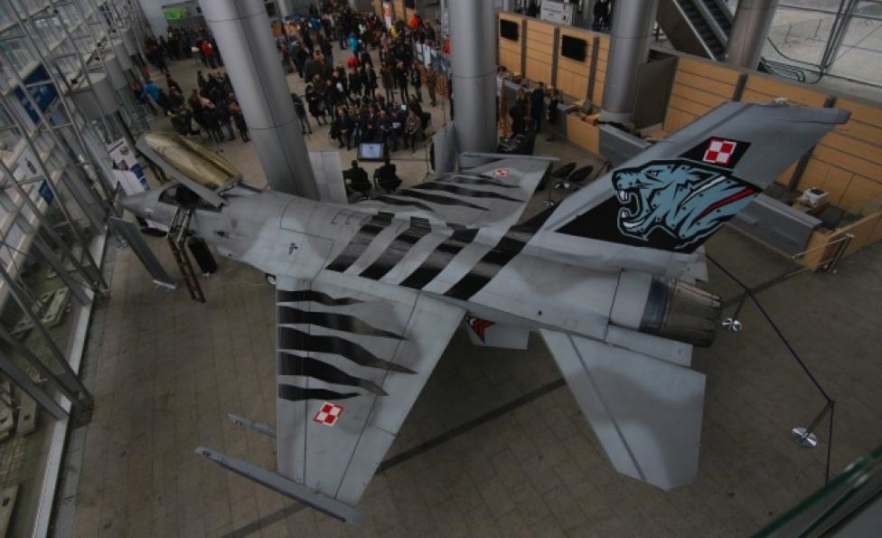 Otwarcie wystawy statycznej F-16 na MPT (fot. kpt. Krzysztof Nanuś)