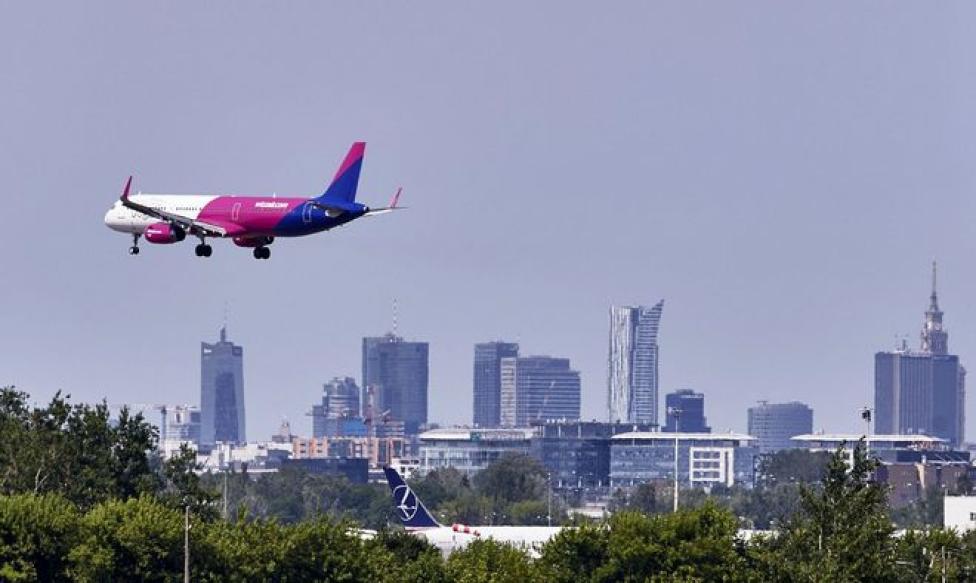 A321 Wizz Air lądujący na lotnisku w Warszawie fot. rp.pl