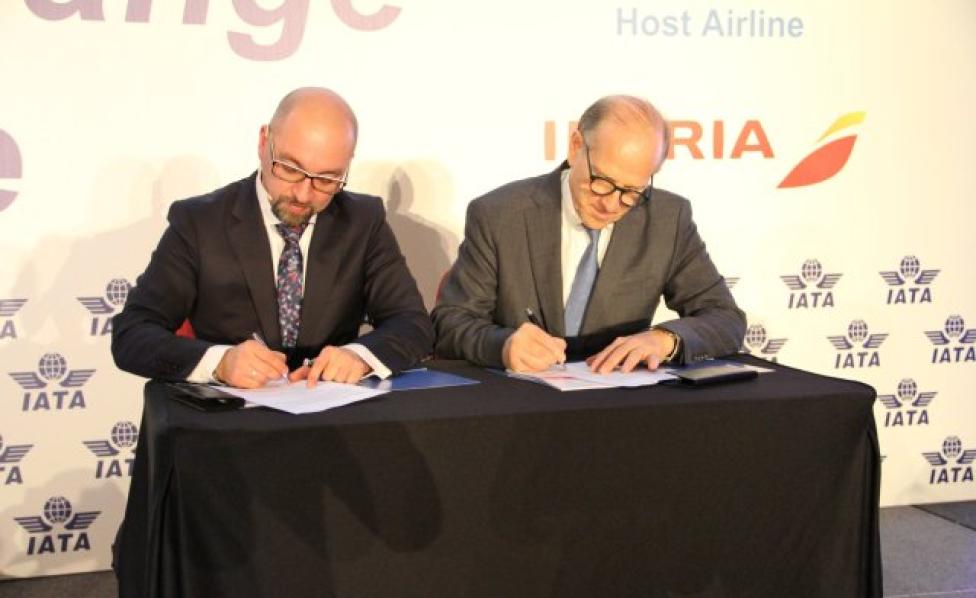 Prezes PAŻP, Janusz Janiszewski oraz Wiceprezes IATA na Europę, Rafael Schvartzman, podpisali Strategię (fot. PAŻP)