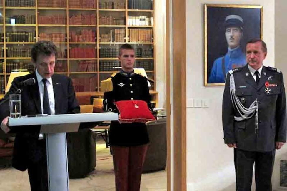 Order Legii Honorowej dla generała Majewskiego, fot, Ambasada Francji